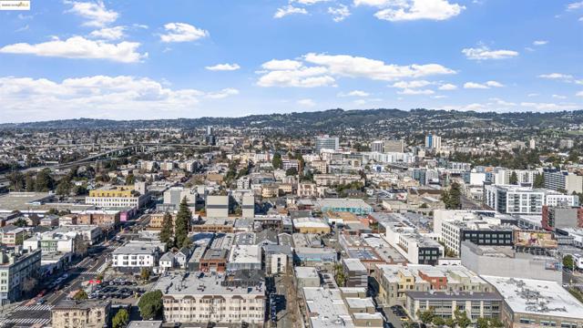 438 W Grand Ave, Oakland CA: https://media.crmls.org/mediaz/9f9d3833-dd74-4760-8520-5786c630e8dd.jpg