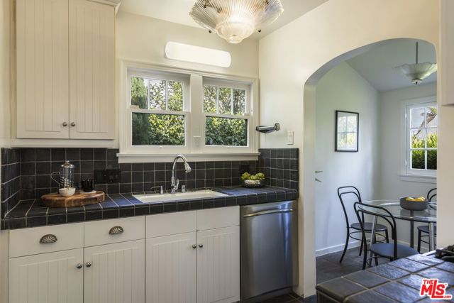7361 Oakwood Avenue, Los Angeles CA: https://media.crmls.org/mediaz/9f9d69b7-d144-4152-827f-d153764294c9.jpg