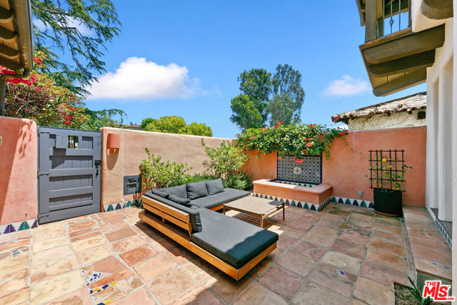 331 S Medio Drive, Los Angeles CA: https://media.crmls.org/mediaz/9f9f1d85-17e9-4870-b367-002a11f44aed.jpg