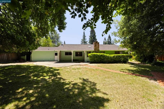 18 Garden Estates Ct, Alamo CA: https://media.crmls.org/mediaz/9f9f60e5-55b2-4695-9c90-0c95ebc73a65.jpg