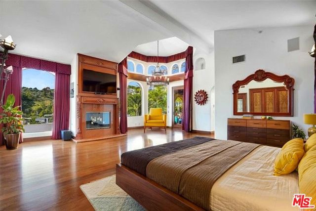 9170 Thrasher Avenue, Los Angeles CA: https://media.crmls.org/mediaz/9f9fb756-6b8e-43ef-aa27-022542ea8d57.jpg