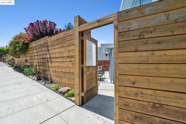 321 Glendale Ave., Oakland CA: https://media.crmls.org/mediaz/9fa00261-6ccb-4e30-a5b2-1404f586ba28.jpg