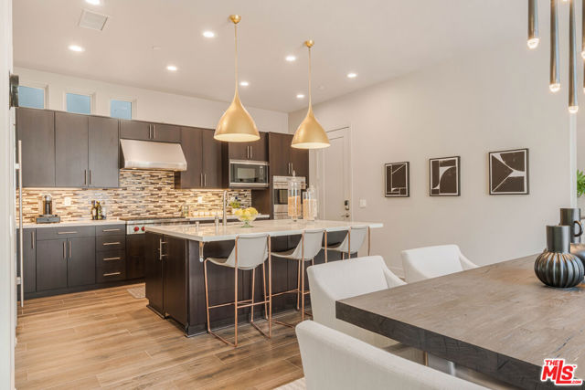 13042 W North Icon Circle, Playa Vista CA: https://media.crmls.org/mediaz/9fa0b184-62c2-4d5e-b3c6-5b5261d82afa.jpg