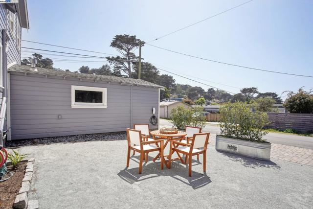 400 Paloma Ave, Pacifica CA: https://media.crmls.org/mediaz/9fa0c997-0a8e-4a34-944c-c93f62ee5b6d.jpg