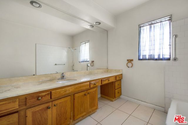 3825 Edgehill Drive, Los Angeles CA: https://media.crmls.org/mediaz/9fa130f4-ffdd-4048-a5cf-9baba4f9aeff.jpg