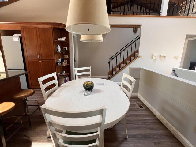 37 Binnacle Hl, Oakland CA: https://media.crmls.org/mediaz/9fa13b9b-3b3d-4591-b01a-560d3fbbbc24.jpg