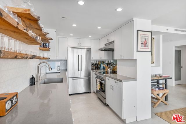 201 Ocean Avenue, Santa Monica CA: https://media.crmls.org/mediaz/9fa29778-57f3-43ac-a6c7-416ba276cd09.jpg