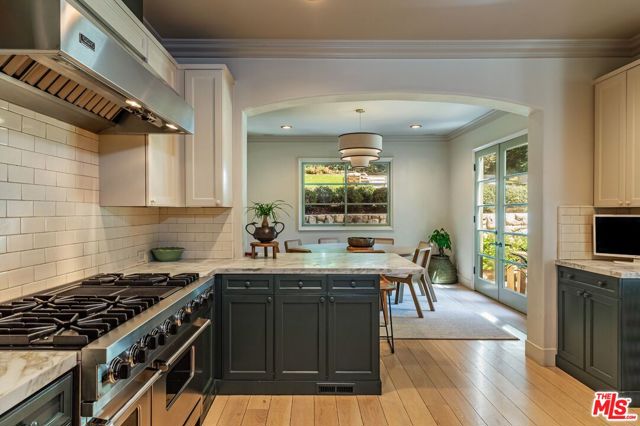 1136 N Doheny Drive, Los Angeles CA: https://media.crmls.org/mediaz/9fa2fad8-5a4f-4da4-84b3-a6b6853043d4.jpg