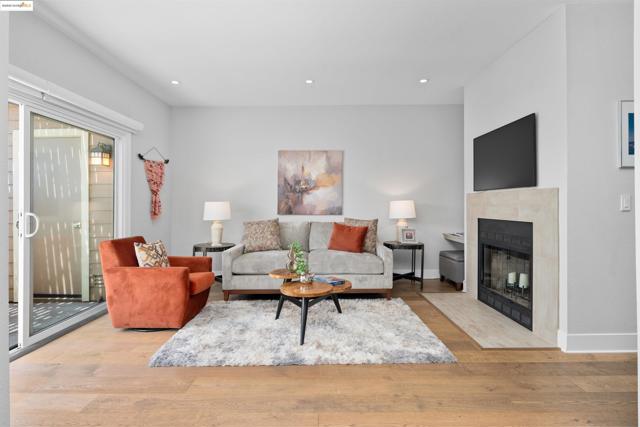 197 Lakeshore Ct, Richmond CA: https://media.crmls.org/mediaz/9fa323d4-d562-44a2-a964-4e08380365d1.jpg
