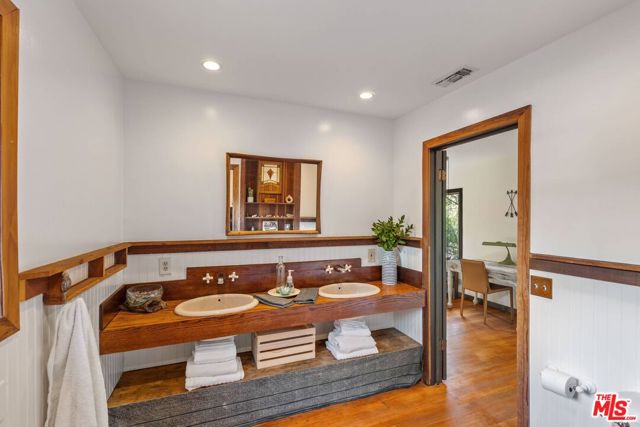 1551 Penny Road, Topanga CA: https://media.crmls.org/mediaz/9fa352ec-417e-4795-b6c7-0a0384e02269.jpg