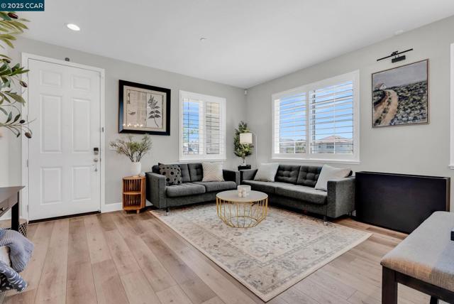 499 Yarrow Dr, Fairfield CA: https://media.crmls.org/mediaz/9fa38f4b-8300-477f-a296-3cdb74d92bf5.jpg