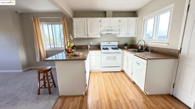 840 Key Route Blvd, Albany CA: https://media.crmls.org/mediaz/9fa3e215-c127-4fb3-b79e-427b13b9c57c.jpg