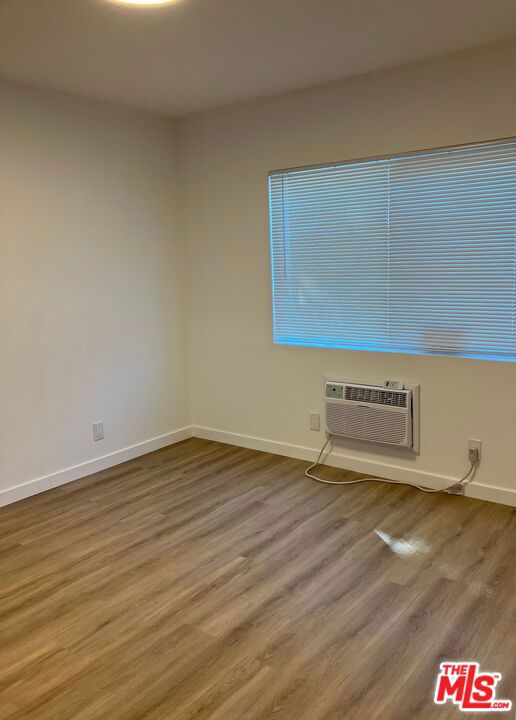 5115 Clinton Street, Los Angeles CA: https://media.crmls.org/mediaz/9fa40953-ed64-4431-b519-90747f895a0c.jpg