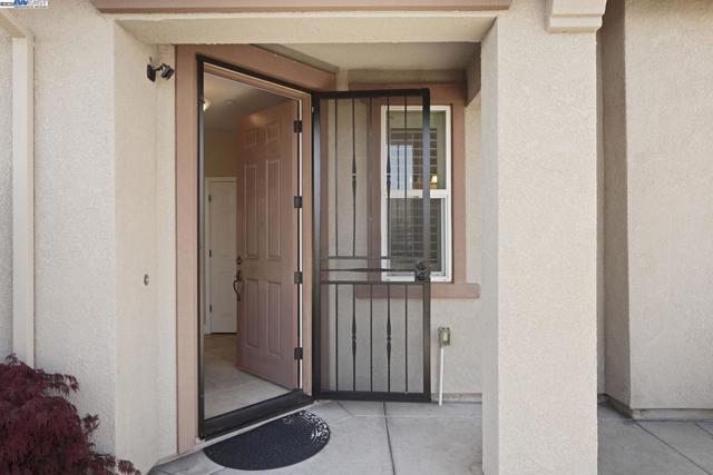 2961 Clear Point Way, Manteca CA: https://media.crmls.org/mediaz/9fa51c5b-870a-4c6a-8162-89973c0d8fb8.jpg