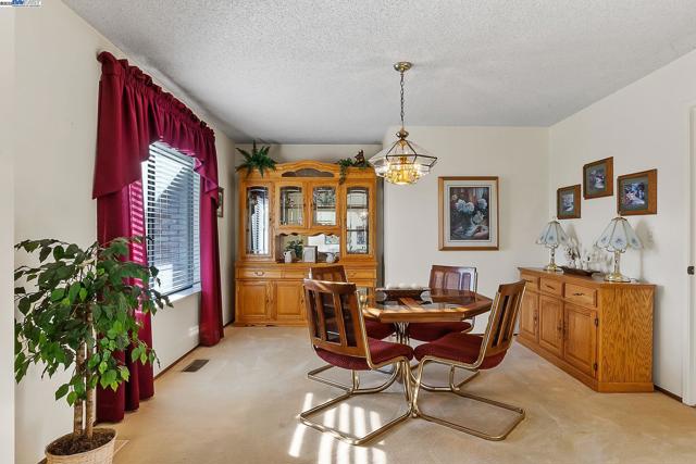 3803 Cheshire Ct, Pleasanton CA: https://media.crmls.org/mediaz/9fa54ef9-6ff4-400f-8682-abea706d4a8d.jpg