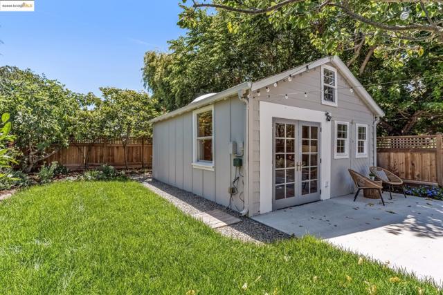 1708 Derby St, Berkeley CA: https://media.crmls.org/mediaz/9fa56f46-e8f7-4378-918b-36846015e914.jpg