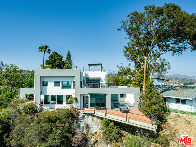 8424 Grand View Drive, Los Angeles CA: https://media.crmls.org/mediaz/9fa803da-abe2-4a2b-86e4-953a1ea4363b.jpg