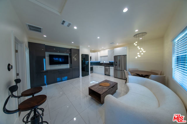 5346 Buffalo Avenue, Sherman Oaks CA: https://media.crmls.org/mediaz/9fa82c50-a235-46fc-a579-dbeaf9c16e3c.jpg