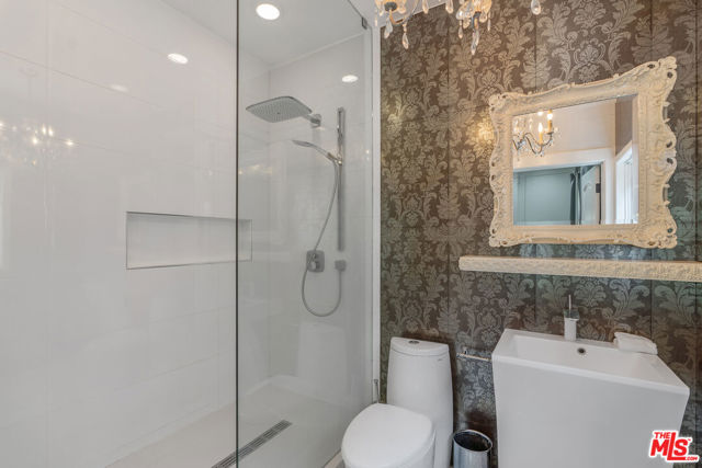 809 S Muirfield Road, Los Angeles CA: https://media.crmls.org/mediaz/9fa9064c-c8ed-4483-ac16-b93170bcf5f4.jpg