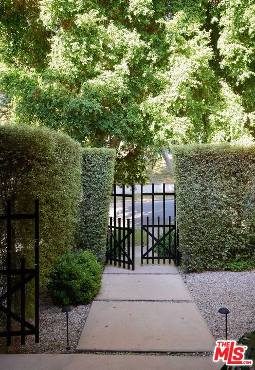 3949 Dixie Canyon Avenue, Sherman Oaks CA: https://media.crmls.org/mediaz/9fa939d8-9779-4acd-ad7b-601816fdb85f.jpg