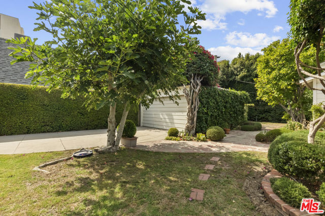 10941 Peach Grove Street, Toluca Lake CA: https://media.crmls.org/mediaz/9fa998bc-04a2-4874-954c-14c8969f10f9.jpg