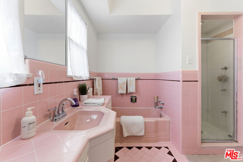 https://media.crmls.org/mediaz/9fa9c524-6d75-417d-86fb-b4156c44b217.jpg?preset=X-Large