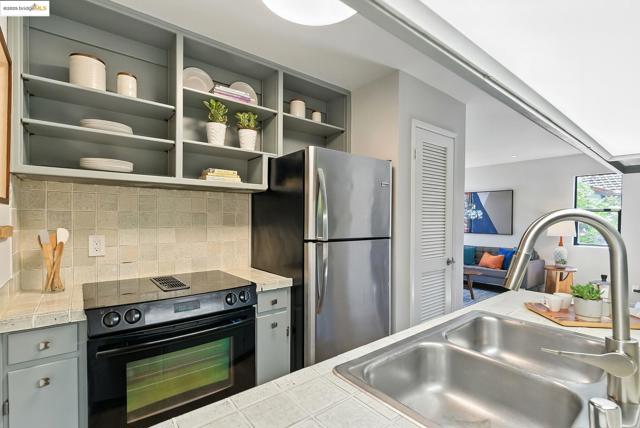 5321 Miles Ave, Oakland CA: https://media.crmls.org/mediaz/9faa1ee2-0b40-49ee-98b2-8c1a4ec29a00.jpg