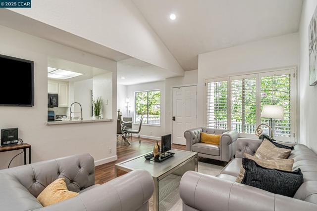 7464 Oxford Cir, Dublin CA: https://media.crmls.org/mediaz/9fabb4ed-504d-4f1b-b7f4-16f4099c538d.jpg