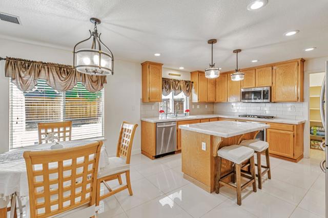 1700 Hemlock Court, Hollister CA: https://media.crmls.org/mediaz/9fad7602-29a2-48a6-8a7a-9f1ba69d1878.jpg