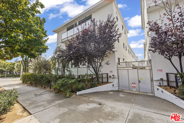 1254 9th Street, Santa Monica CA: https://media.crmls.org/mediaz/9faef24a-ee0b-4302-b30a-ad0c722d8c2e.jpg