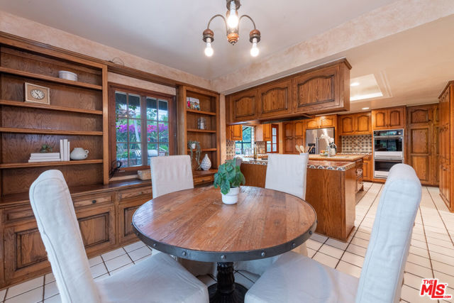 475 S Rodeo Drive, Beverly Hills CA: https://media.crmls.org/mediaz/9faf220e-8e6b-4d50-aa72-e10db3af3f0c.jpg