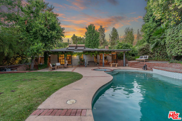4835 Corbin Avenue photo 4