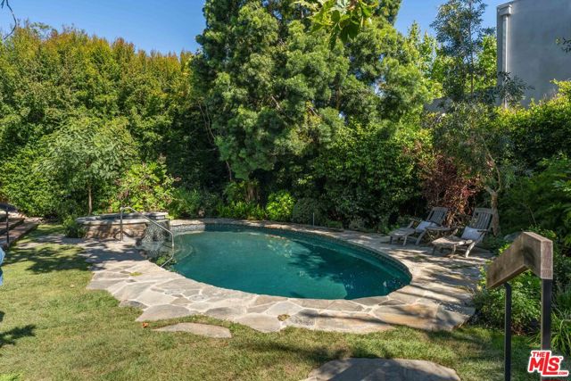 233 S Saltair Avenue, Los Angeles CA: https://media.crmls.org/mediaz/9fafa17e-fffc-4387-aea9-f841721c3e49.jpg