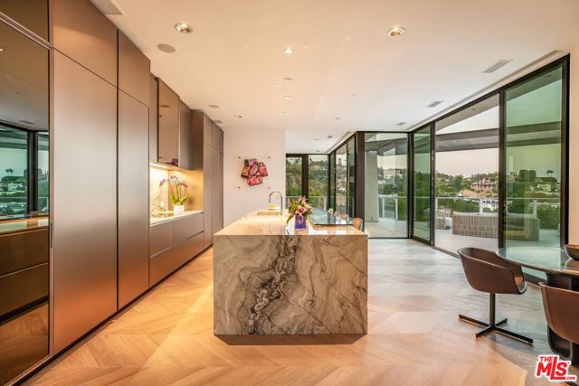 9405 Sierra Mar Place, Los Angeles CA: https://media.crmls.org/mediaz/9fb0c437-f068-48c1-a82f-f8f08daaa735.jpg