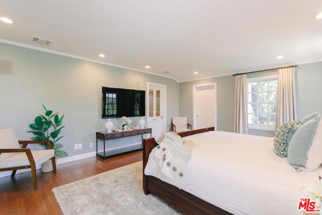 2055 Outpost Drive, Los Angeles CA: https://media.crmls.org/mediaz/9fb128eb-80e1-4c0d-82d3-5c7ed66e1258.jpg