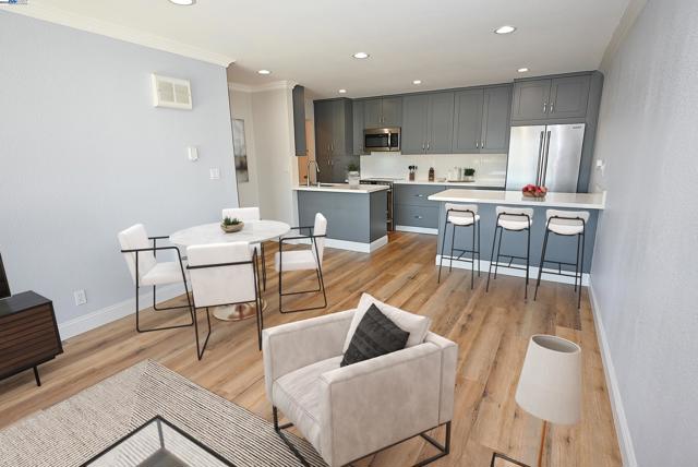950 Shorepoint Ct, Alameda CA: https://media.crmls.org/mediaz/9fb13bf5-8ba4-4aa9-8a52-099a961401d0.jpg