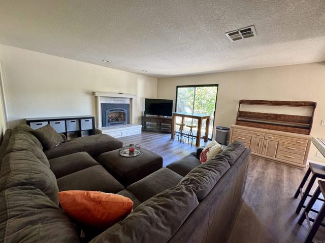 16898 Whispering Oaks Lane, Ramona CA: https://media.crmls.org/mediaz/9fb1dd39-091f-4335-9db6-15a5ddf0fcbb.jpg