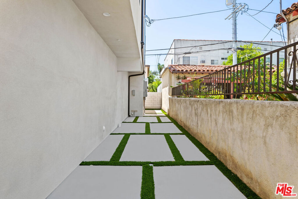 https://media.crmls.org/mediaz/9fb33a32-cea3-4fa5-8105-122545851897.jpg?preset=X-Large
