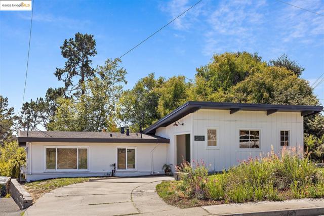 2871 Stephen Dr, Richmond CA: https://media.crmls.org/mediaz/9fb469a2-ad06-45cf-85b9-8f1249951e80.jpg
