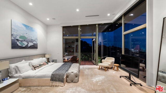 1659 Waynecrest Drive, Beverly Hills CA: https://media.crmls.org/mediaz/9fb65e19-6404-408c-8c14-4c8661ed03ff.jpg