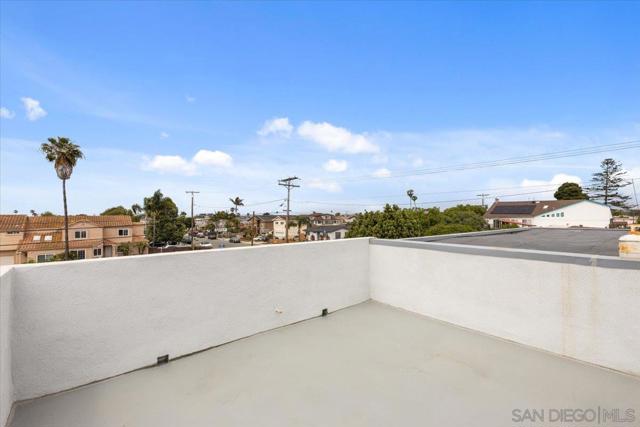 914 10th St, Imperial Beach CA: https://media.crmls.org/mediaz/9fb68415-9ff5-4e5d-82ef-56a19d114ce3.jpg