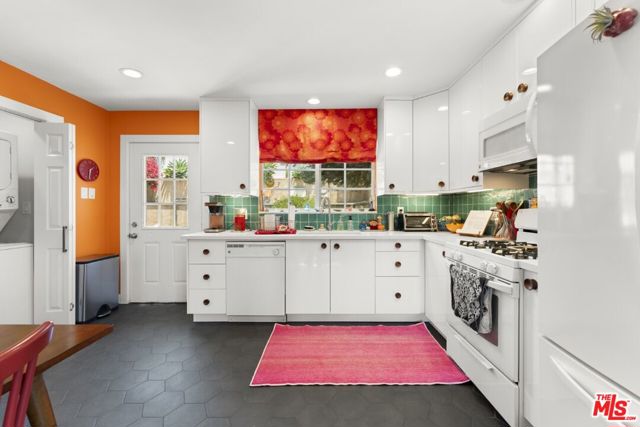 1179 Bellevue Avenue, Los Angeles CA: https://media.crmls.org/mediaz/9fb6b00e-fb8e-4f8e-afbf-0981253b0197.jpg