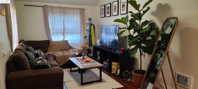 2825 Market St, Oakland CA: https://media.crmls.org/mediaz/9fb77b96-77ed-4a82-95dc-929c04147162.jpg