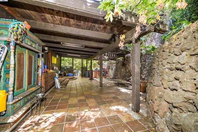 21 Red Rock Way, San Rafael CA: https://media.crmls.org/mediaz/9fb78ea1-a4f2-4e58-a54b-f1fcdf3131d5.jpg