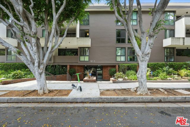 911 N Kings Road, West Hollywood CA: https://media.crmls.org/mediaz/9fb7fcd5-11a2-4188-82c9-638ced19f7d5.jpg