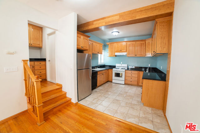 2400 Pacific Avenue, Venice CA: https://media.crmls.org/mediaz/9fb84557-f2eb-4e5b-bfd0-274956bb38f9.jpg