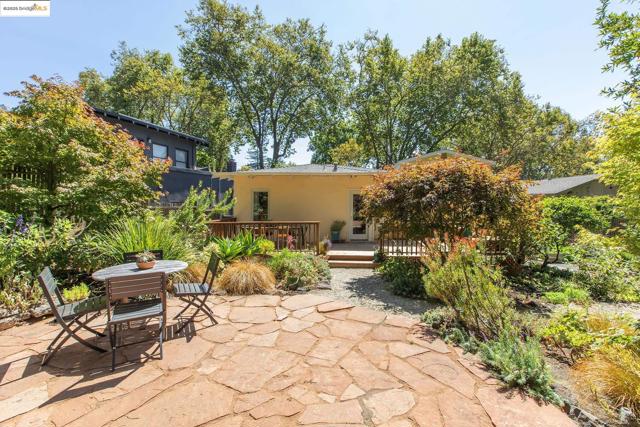1081 Keith Ave, Berkeley CA: https://media.crmls.org/mediaz/9fb89152-a248-4402-81dd-54b7c9e6bedb.jpg