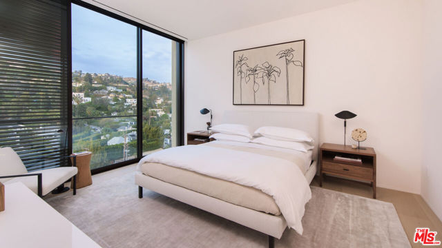 9040 W Sunset Blvd, West Hollywood CA: https://media.crmls.org/mediaz/9fb96af7-5816-432e-a565-34cc12f08353.jpg