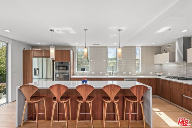 2736 Armacost Avenue, Los Angeles CA: https://media.crmls.org/mediaz/9fba10b9-d56c-4458-87fc-3d95898dc286.jpg