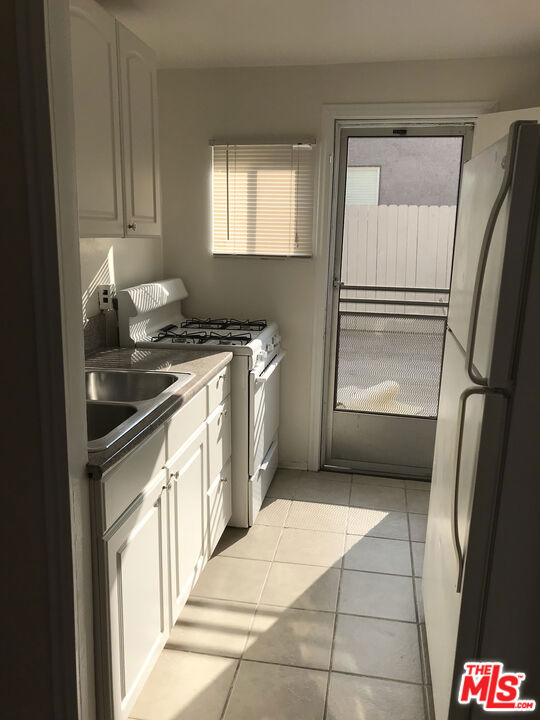 1060 E 6th Street, Long Beach CA: https://media.crmls.org/mediaz/9fbac896-aa48-4b08-bc9b-ccc020e7021e.jpg